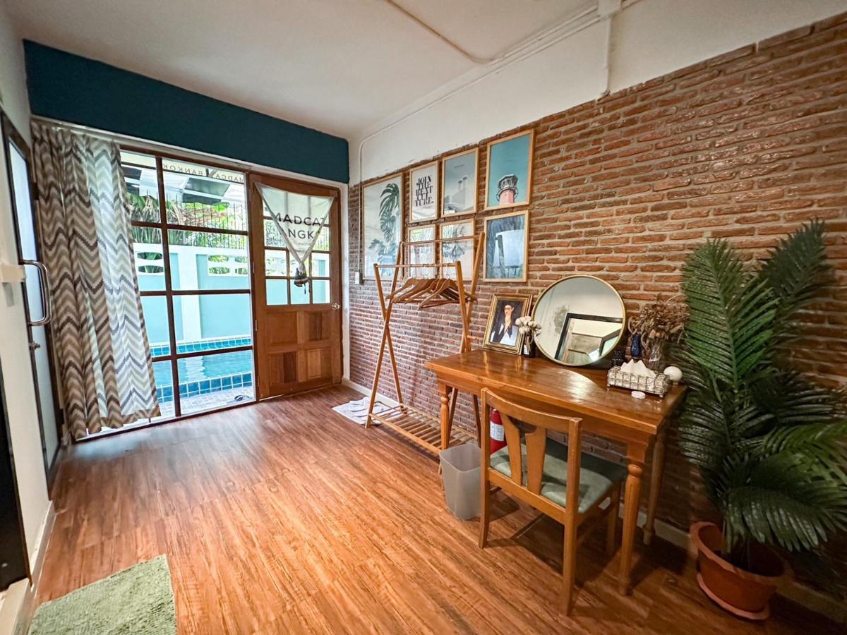 ホテル T-House Bkk 2Floors Near Bts With Swimming Pool And Free Wifi バンコク都 エクステリア 写真